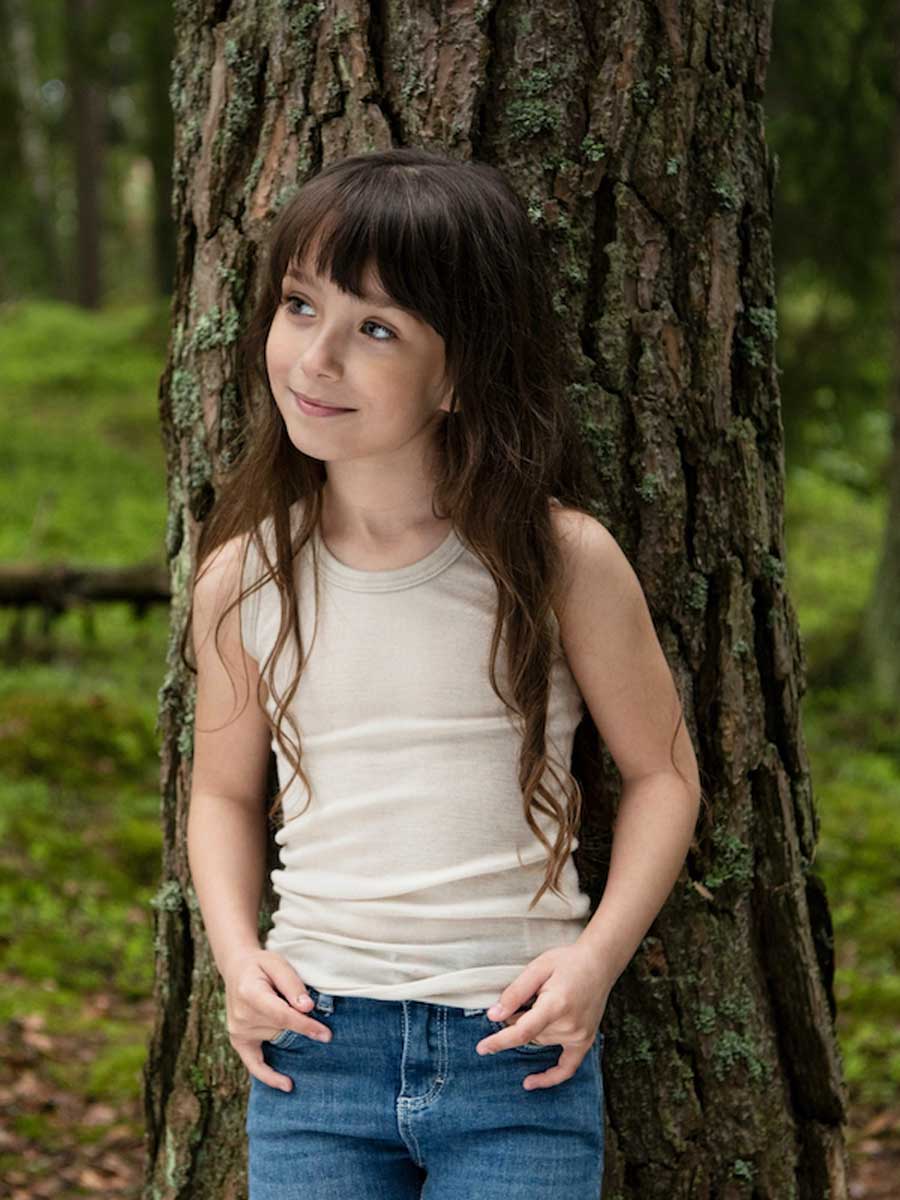 Ruskovilla Metsä Re-Connecting Nature lasten hihaton aluspaita tytön päällä